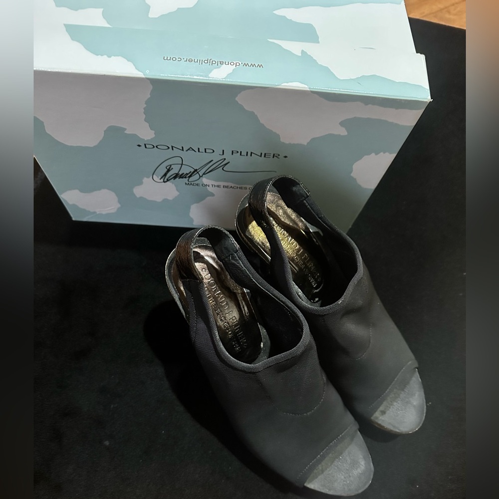 Donald Pliners Black heels